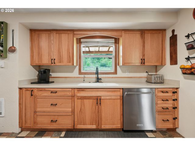 18620 S GREENVIEW Dr, Oregon City, OR 97045