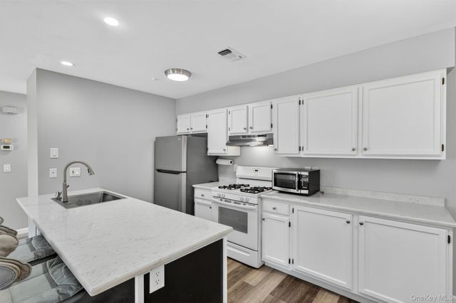 43 The Rise, Warwick, NY 10990