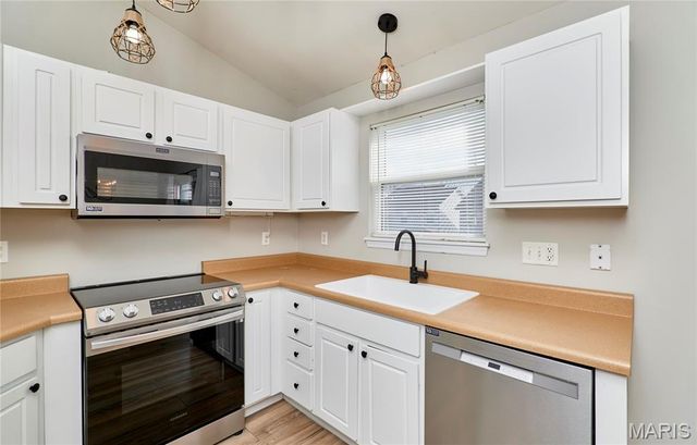 4948 Hurstborough Court, Hazelwood, MO 63042