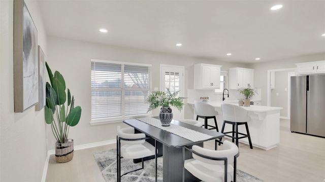 131 Meadow Valley LOOP, Jarrell, TX 76537