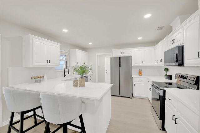 131 Meadow Valley LOOP, Jarrell, TX 76537