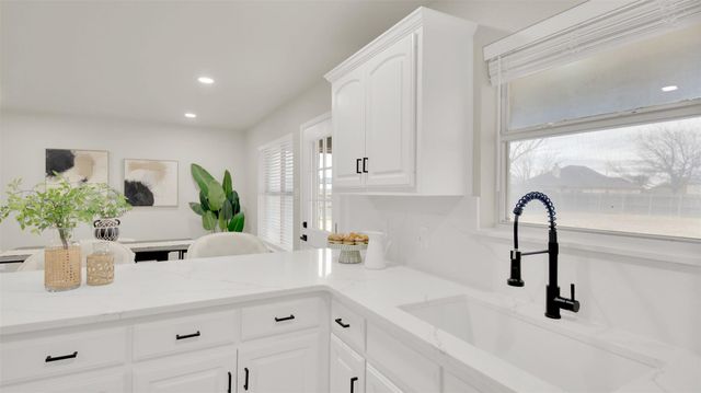 131 Meadow Valley LOOP, Jarrell, TX 76537