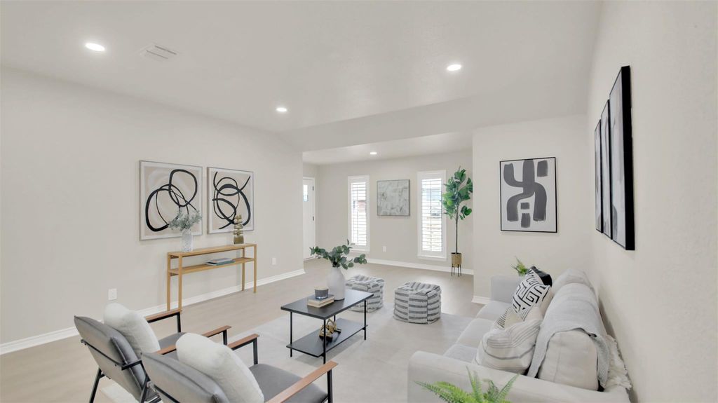 131 Meadow Valley LOOP, Jarrell, TX 76537