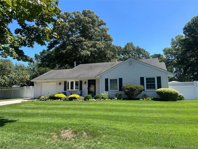 19 Sandpiper Lane, Coram, NY 11727