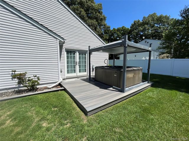 19 Sandpiper Lane, Coram, NY 11727