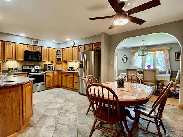 19 Sandpiper Lane, Coram, NY 11727