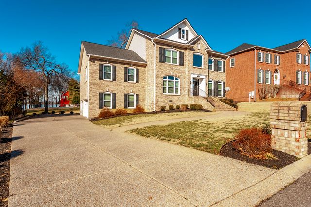 102 Fairlake Ct, Hendersonville, TN 37075