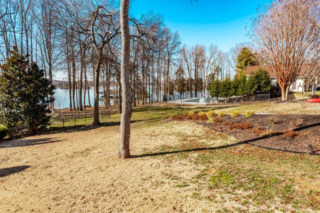 102 Fairlake Ct, Hendersonville, TN 37075