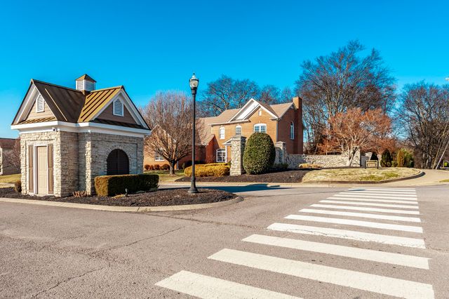 102 Fairlake Ct, Hendersonville, TN 37075