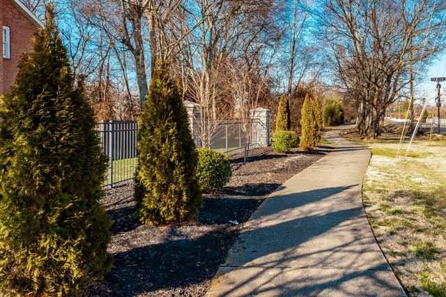 102 Fairlake Ct, Hendersonville, TN 37075