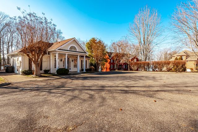 102 Fairlake Ct, Hendersonville, TN 37075