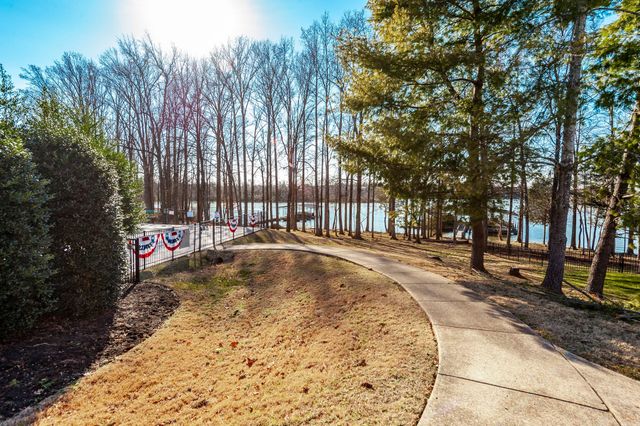 102 Fairlake Ct, Hendersonville, TN 37075