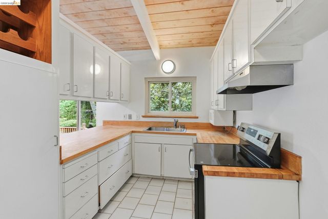 33 Eastwood Ct, Oakland, CA 94611