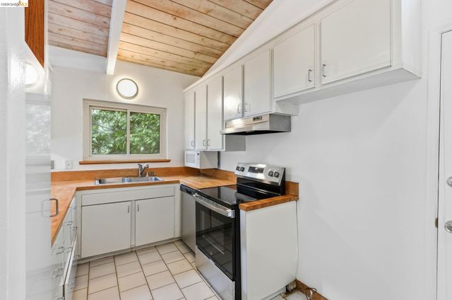 33 Eastwood Ct, Oakland, CA 94611