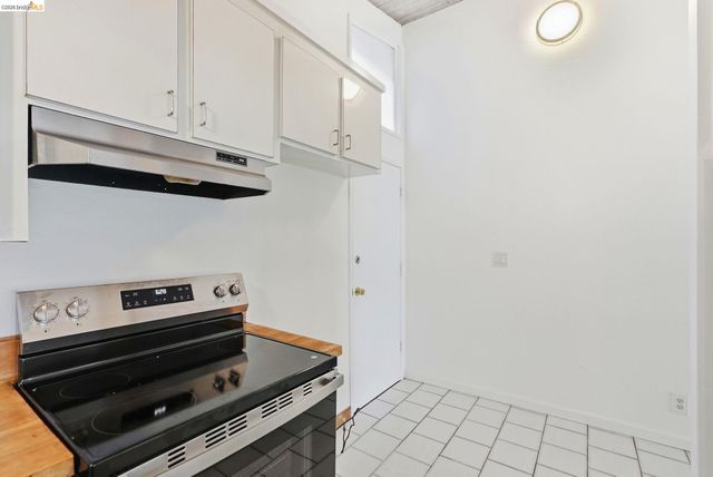 33 Eastwood Ct, Oakland, CA 94611