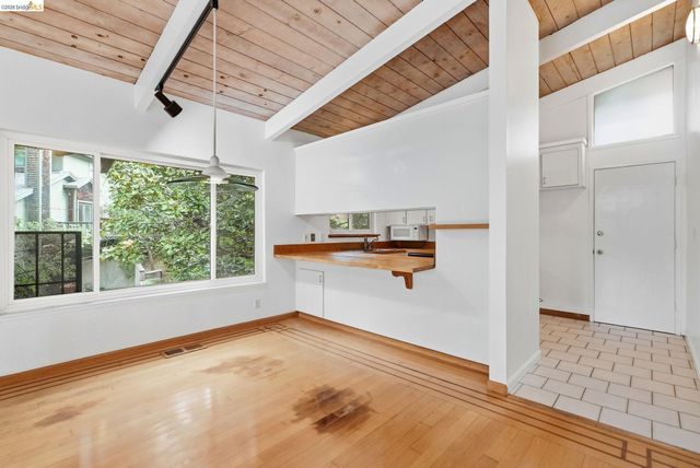 33 Eastwood Ct, Oakland, CA 94611