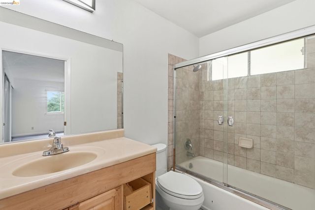 33 Eastwood Ct, Oakland, CA 94611