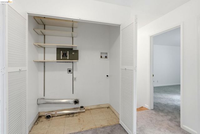 33 Eastwood Ct, Oakland, CA 94611