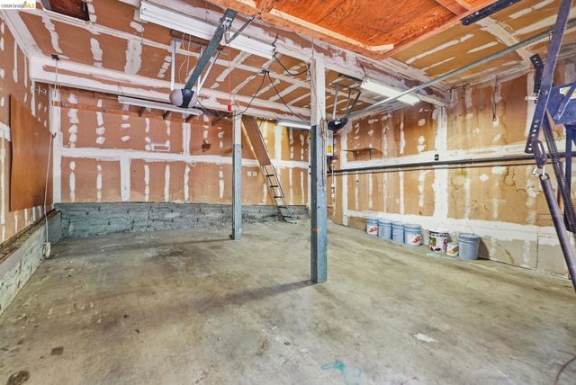 33 Eastwood Ct, Oakland, CA 94611