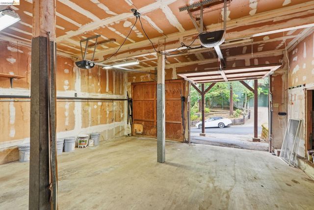 33 Eastwood Ct, Oakland, CA 94611