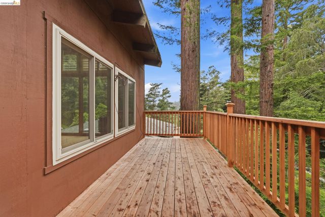 33 Eastwood Ct, Oakland, CA 94611