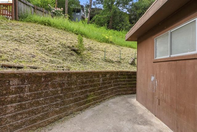 33 Eastwood Ct, Oakland, CA 94611