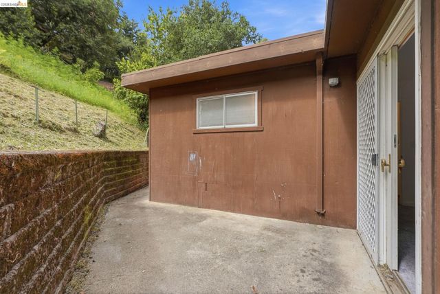 33 Eastwood Ct, Oakland, CA 94611