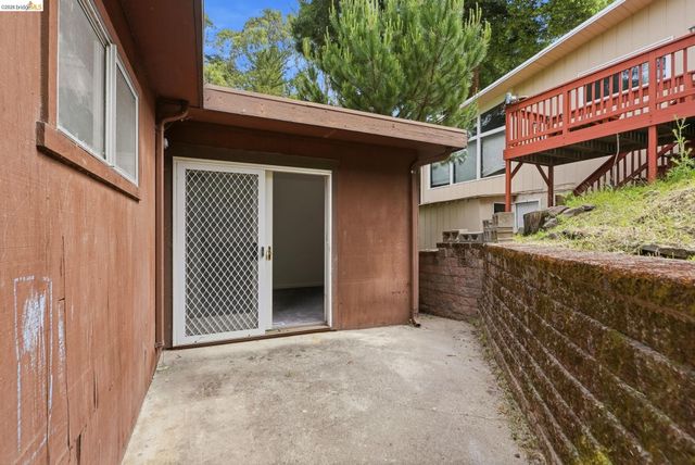 33 Eastwood Ct, Oakland, CA 94611