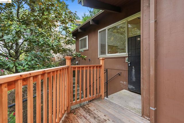 33 Eastwood Ct, Oakland, CA 94611