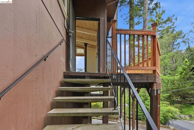 33 Eastwood Ct, Oakland, CA 94611