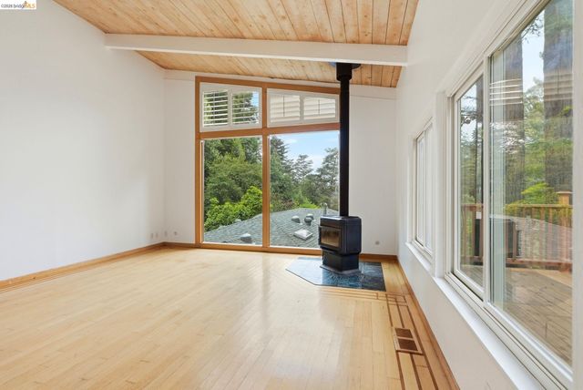 33 Eastwood Ct, Oakland, CA 94611