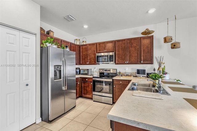 3392 W 105th Ter, Hialeah, FL 33018