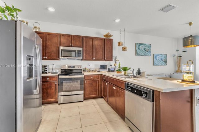 3392 W 105th Ter, Hialeah, FL 33018