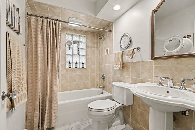 1 Kellogg Lane, Crystal Lake, IL 60014