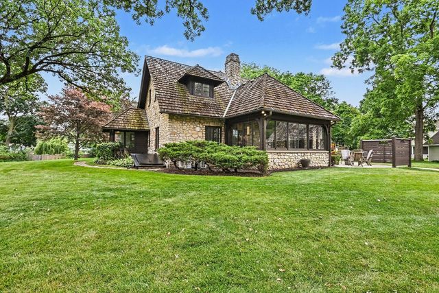 1 Kellogg Lane, Crystal Lake, IL 60014