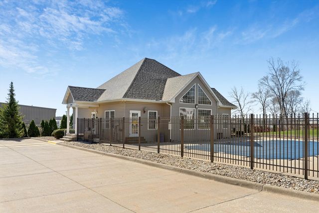 4107 Creek Hill Drive 07, Bettendorf, IA 52722