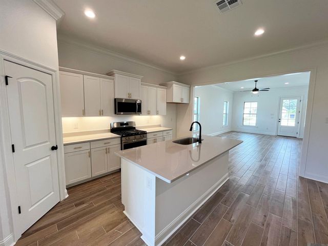 1217 Lakehaven Dr, Gonzales, LA 70737