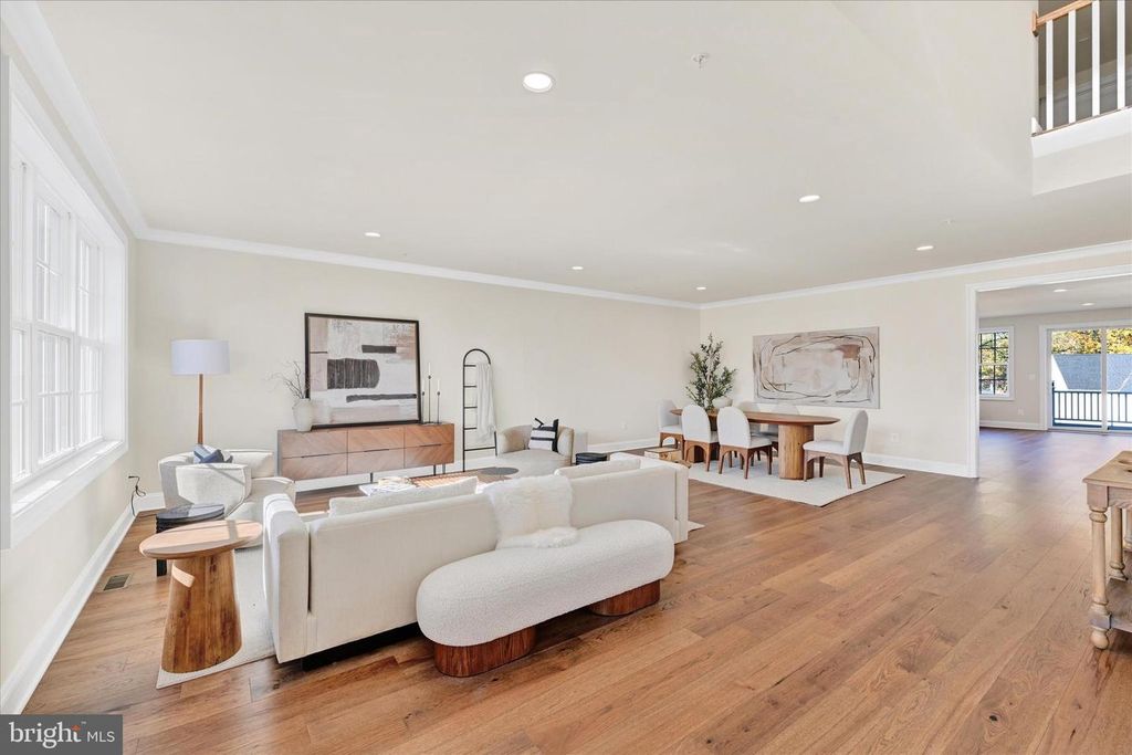 Image 3 of property listing at 118 VILLABROOK WAY, Baltimore, MD 21212