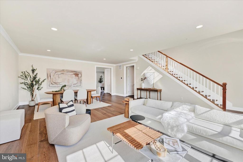 Image 5 of property listing at 118 VILLABROOK WAY, Baltimore, MD 21212