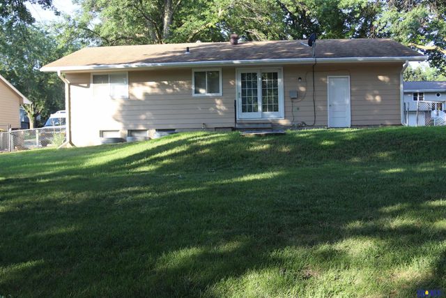 8130 N Hazelwood Drive, Lincoln, NE 68510
