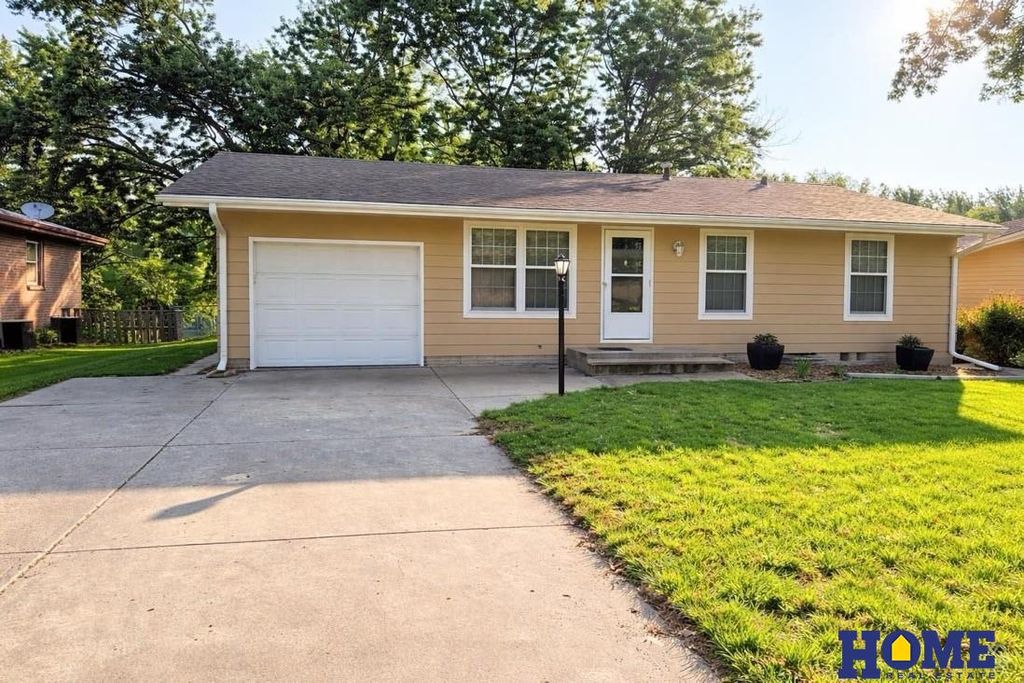 8130 N Hazelwood Drive, Lincoln, NE 68510