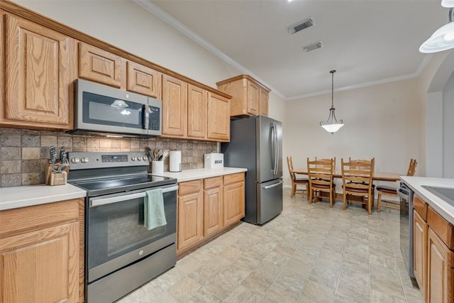828 Greenview Court, Aubrey, TX 76227