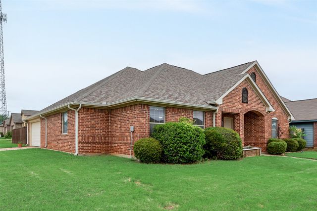 828 Greenview Court, Aubrey, TX 76227