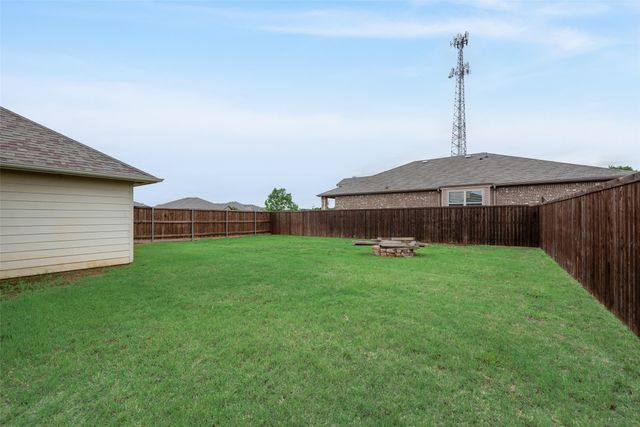 828 Greenview Court, Aubrey, TX 76227