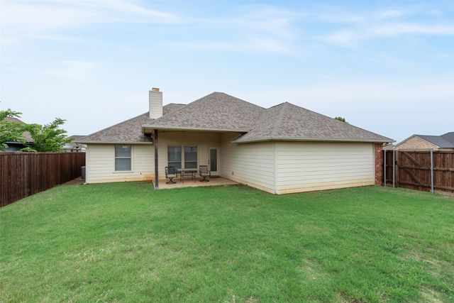 828 Greenview Court, Aubrey, TX 76227