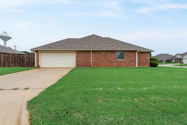 828 Greenview Court, Aubrey, TX 76227