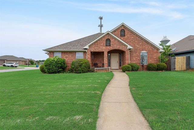 828 Greenview Court, Aubrey, TX 76227