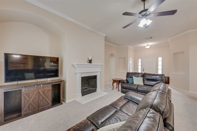 828 Greenview Court, Aubrey, TX 76227