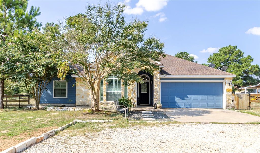 122 Travis LN N, Paige, TX 78659
