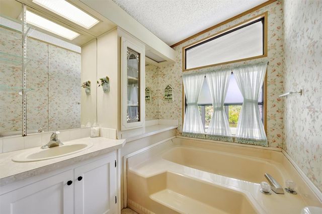 236 N SAINT THOMAS CIRCLE, Apollo Beach, FL 33572